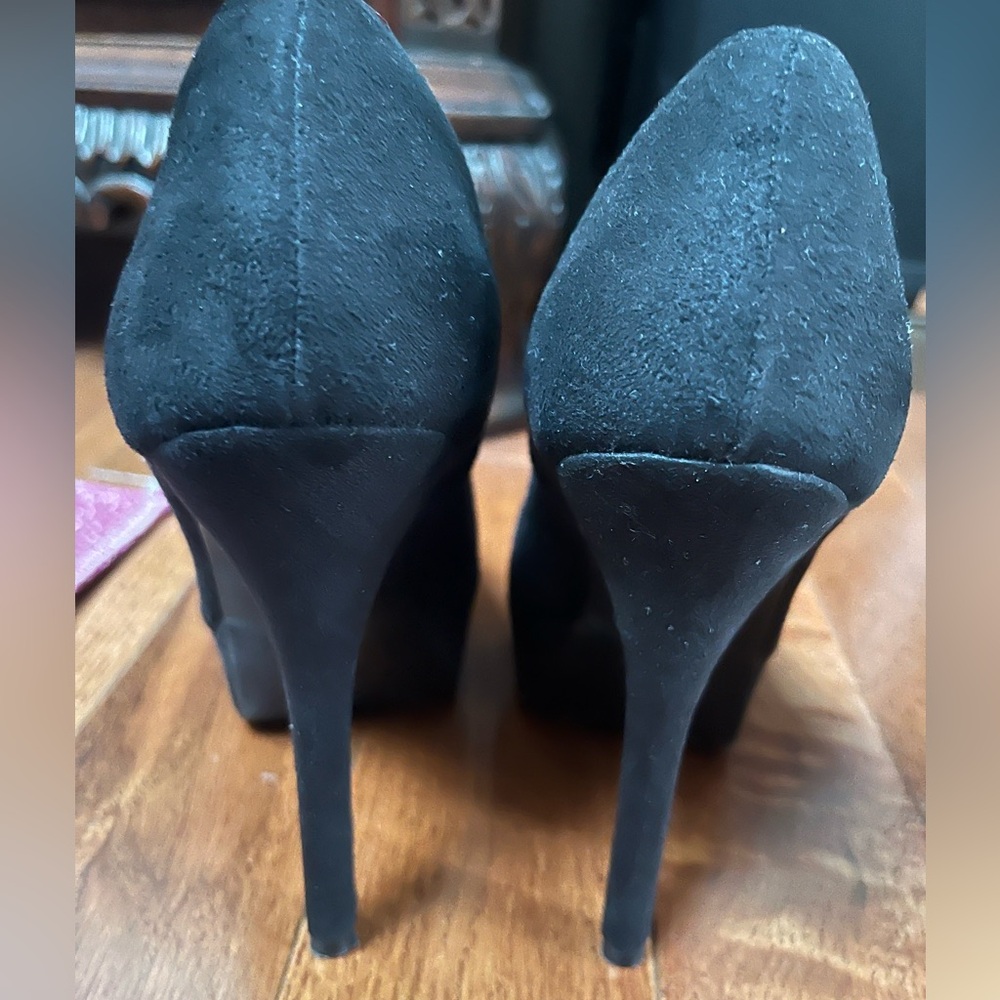 Shoes - Picture 5 of 9